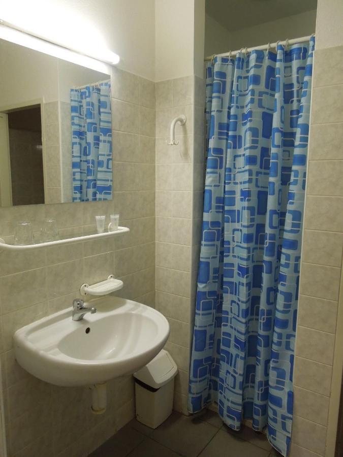 Hostel Masarykova Прага Екстериор снимка